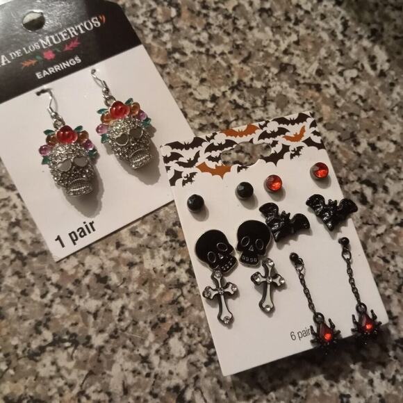 7 Pairs New Halloween Earrings Skulls, Bats,‎ Crosses, Spiders, Studs - Picture 1 of 3